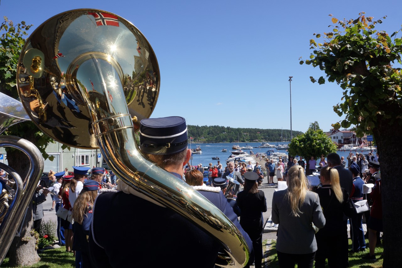 Et bilde som inneholder messing, himmel, musikk, utend�rs

Automatisk generert beskrivelse